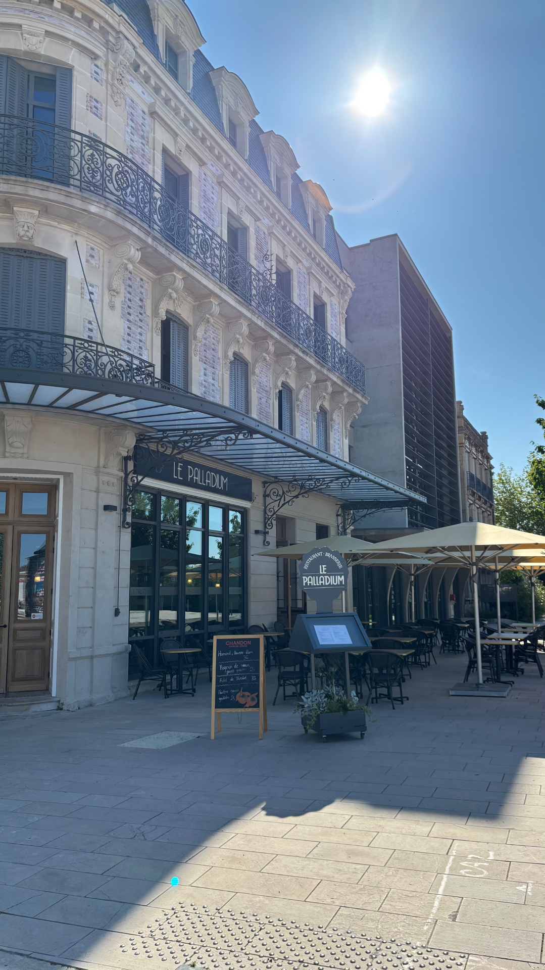 Façade du Palladium et sa terrasse depuis le parvis